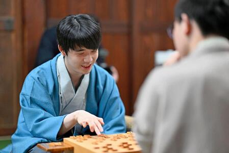 　将棋の第７４期王将戦第５局で永瀬拓矢九段を破って４連覇を果たし、対局を振り返る藤井聡太王将