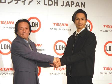 　（左から）帝人フロンティア株式会社の重村幸弘氏、橘ケンチ