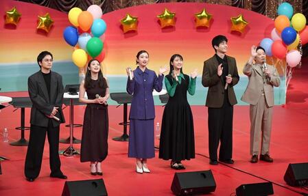 　イベントに登場した（左から）北村匠海、今田美桜、河合優実、原菜乃華、中沢元紀、阿部サダヲ（撮影・開出牧）