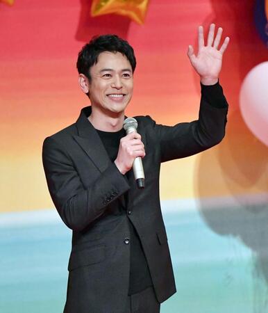 　新キャスト発表で登場し観客の歓声に応える妻夫木聡（撮影・開出牧）