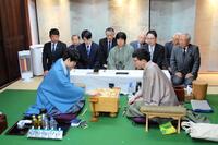 　永瀬拓矢九段（右）を破って王将位を防衛し、タイトル通算を歴代単独５位の通算２８期とした藤井聡太七冠（提供・日本将棋連盟）