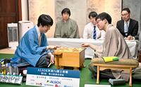 　将棋の第７４期王将戦第５局を終え、対局を振り返る藤井聡太王将（左）と永瀬拓矢九段