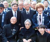 　（前列左から）ちばてつや氏、海老名香葉子さん、林家まる子（後列同）林家三平、林家正蔵、林家ペー