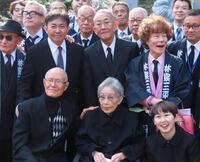 　式典に出席した（前列左から）ちばてつや氏、海老名香葉子さん、林家まる子（後列同）二代目林家三平、林家正蔵、林家ペー