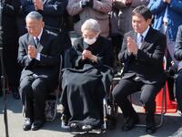 　黙とうする（左から）林家正蔵、海老名香葉子さん、二代目林家三平