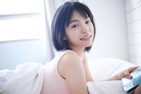 　リラックスした表情の當真あみ　写真集「Ａｍｉ」より　撮影：屋山和樹