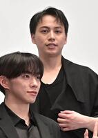 　制作発表記者会見で笑顔を見せるＩＭＰ．横原悠毅（撮影・持木克友）