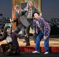 　共演者らと熱演する相葉雅紀（右）＝撮影・園田高夫