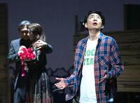 　熱演を見せる相葉雅紀（右）＝撮影・園田高夫