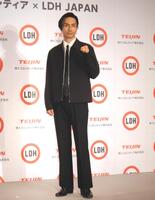 　ポーズをとる橘ケンチ