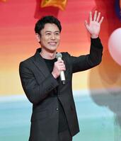 　新キャスト発表で登場し観客の歓声に応える妻夫木聡（撮影・開出牧）