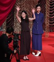 　プレトークショーで観客に手を振る今田美桜（手前）。右は河合優実（撮影・開出牧）