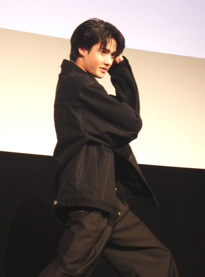 　ポーズを決める藤岡真威人