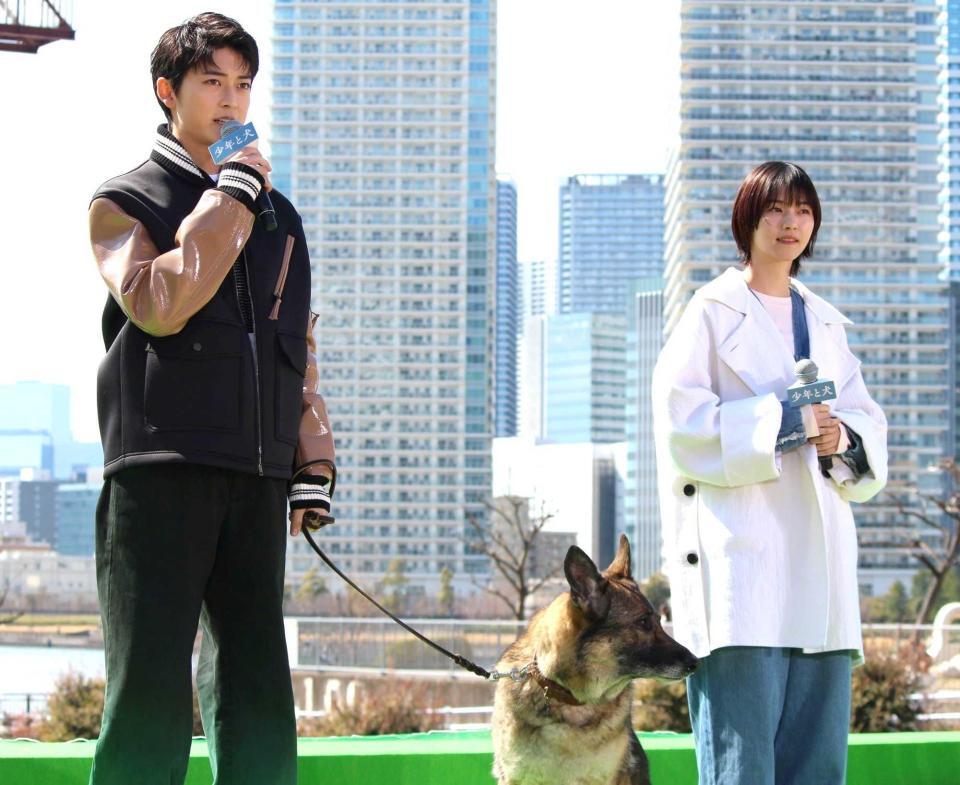 　映画公開直前イベントに登場した（左から）高橋文哉、さくら、西野七瀬