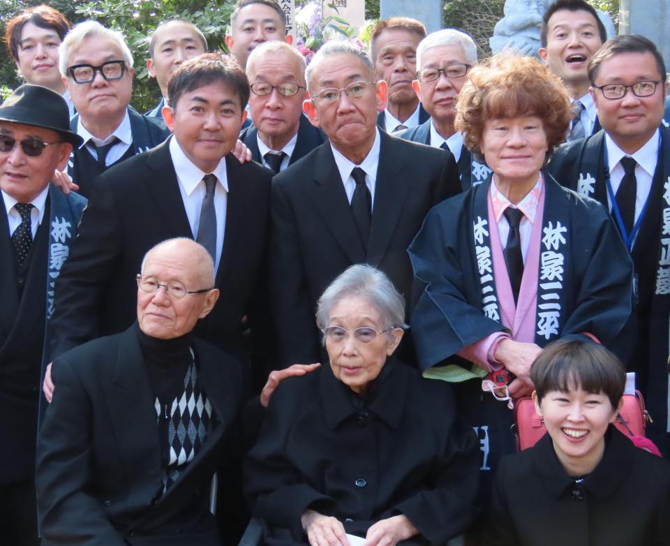 　式典に出席した（前列左から）ちばてつや氏、海老名香葉子さん、林家まる子（後列同）二代目林家三平、林家正蔵、林家ペー