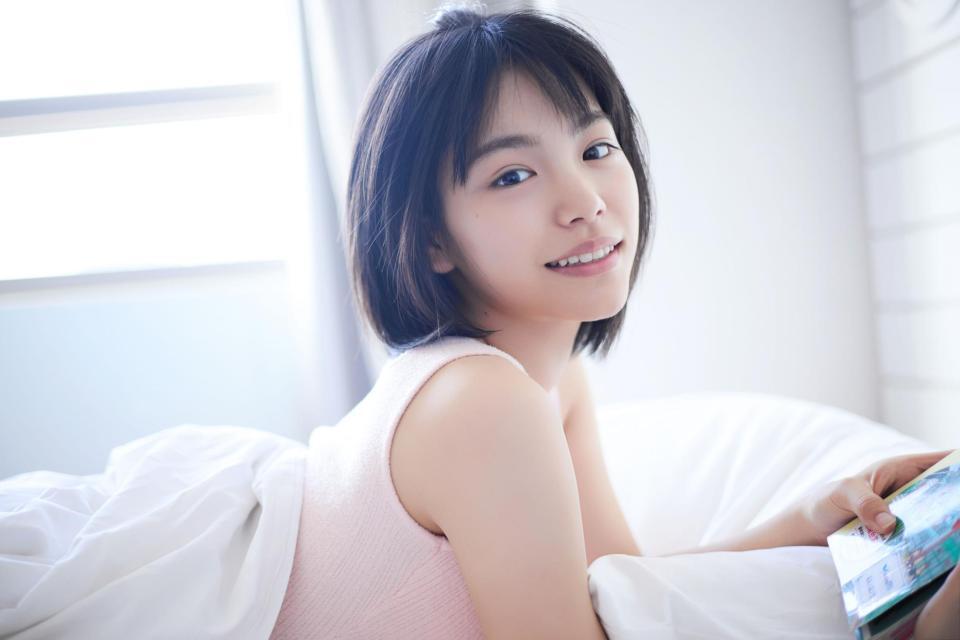 　リラックスした表情の當真あみ　写真集「Ａｍｉ」より　撮影：屋山和樹