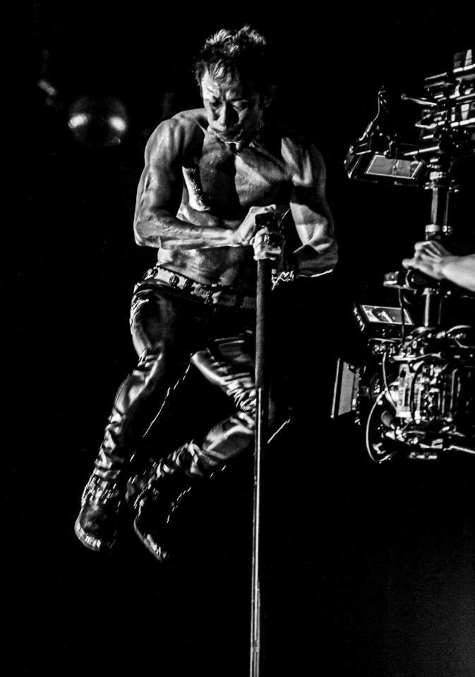 　長渕剛写真集「骨　ＢＯＮＥ」より　©長濱治／集英社