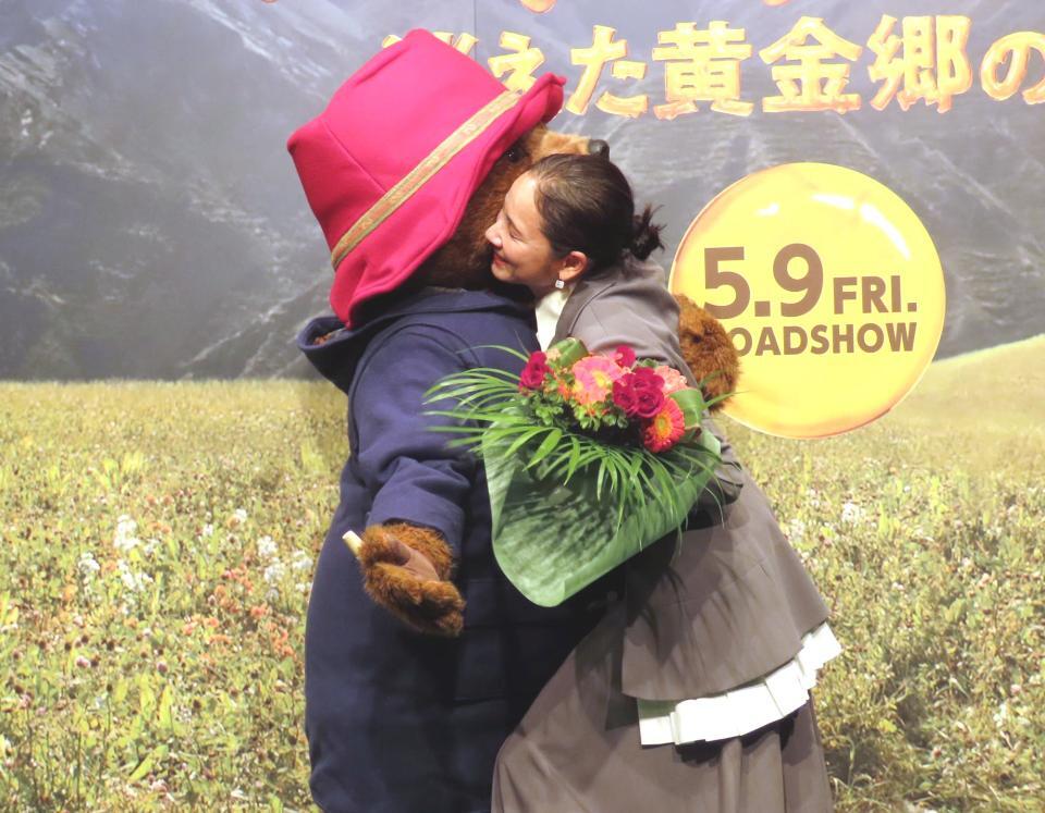 　パディントンをハグで迎える吉田羊