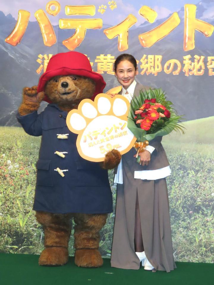 　パディントンとのツーショットに笑顔を見せる吉田羊（右）