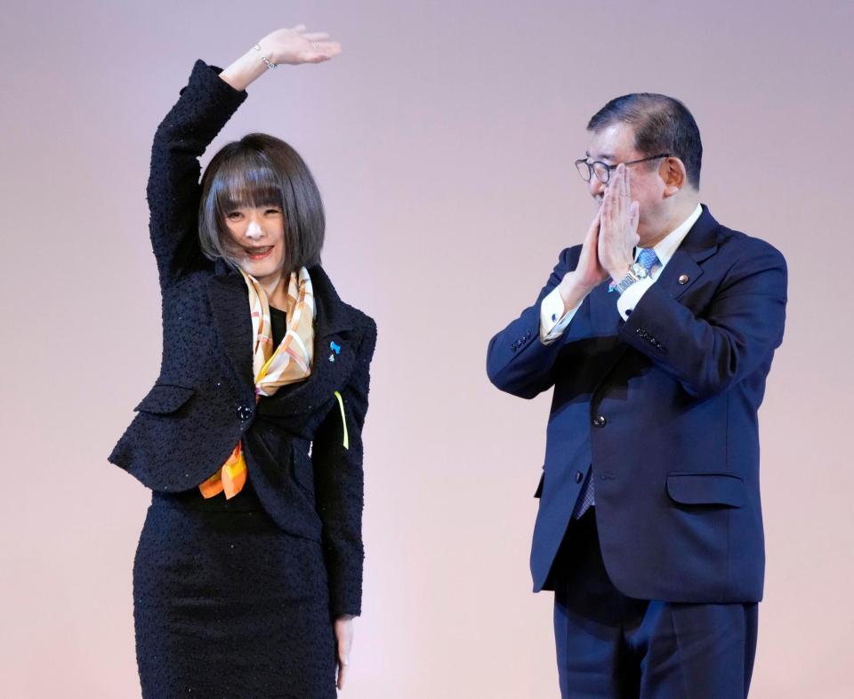 　自民党大会の参院選候補者紹介で登壇した杉田水脈氏。右は石破首相＝９日