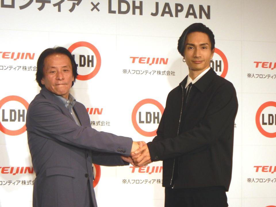 　（左から）帝人フロンティア株式会社の重村幸弘氏、橘ケンチ