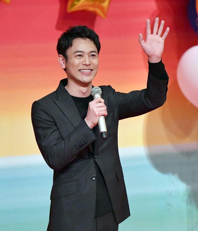 　新キャスト発表で登場し観客の歓声に応える妻夫木聡（撮影・開出牧）