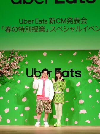 　Ｕｂｅｒ　Ｅａｔｓの新ＣＭ発表会に登場した（左から）中尾明慶、仲里依紗