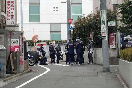 　女性が刺された現場付近を調べる捜査員