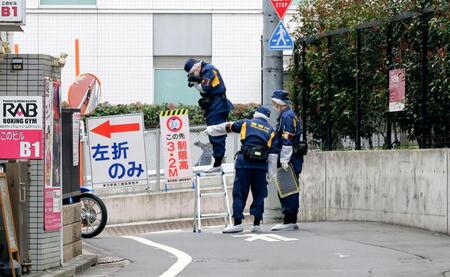 　路上で女性が刺された現場付近を調べる警視庁の捜査員