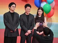 　プレトークショーを終えスタッフが撮影するスマホでフォトセッションする（左から）北村匠海、妻夫木聡、今田美桜（撮影・開出牧）