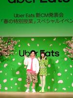 　Ｕｂｅｒ　Ｅａｔｓの新ＣＭ発表会に登場した（左から）中尾明慶、仲里依紗
