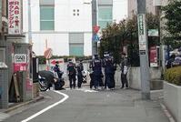 　女性が刺された現場付近を調べる捜査員