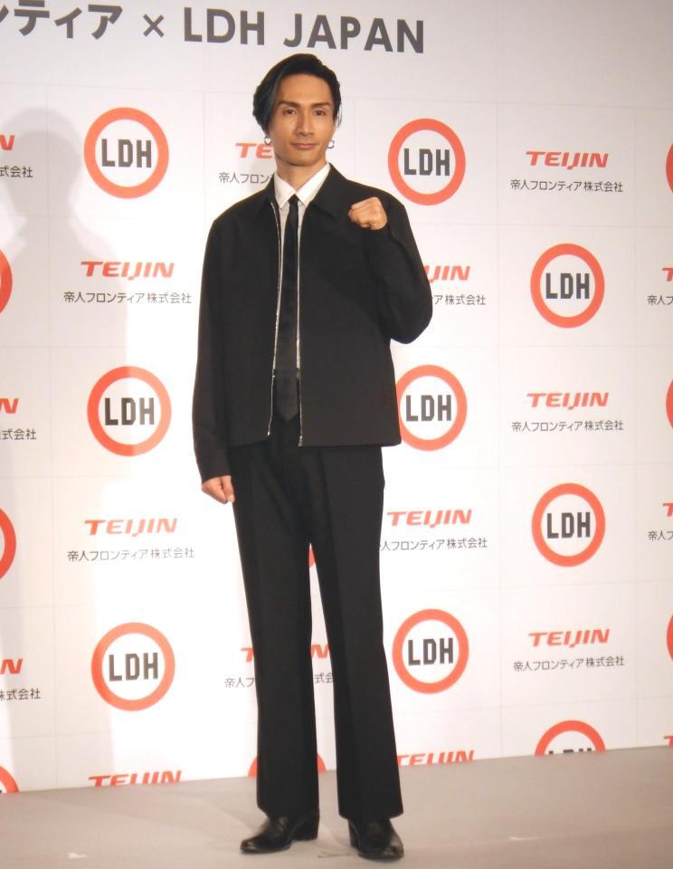 　ポーズをとる橘ケンチ