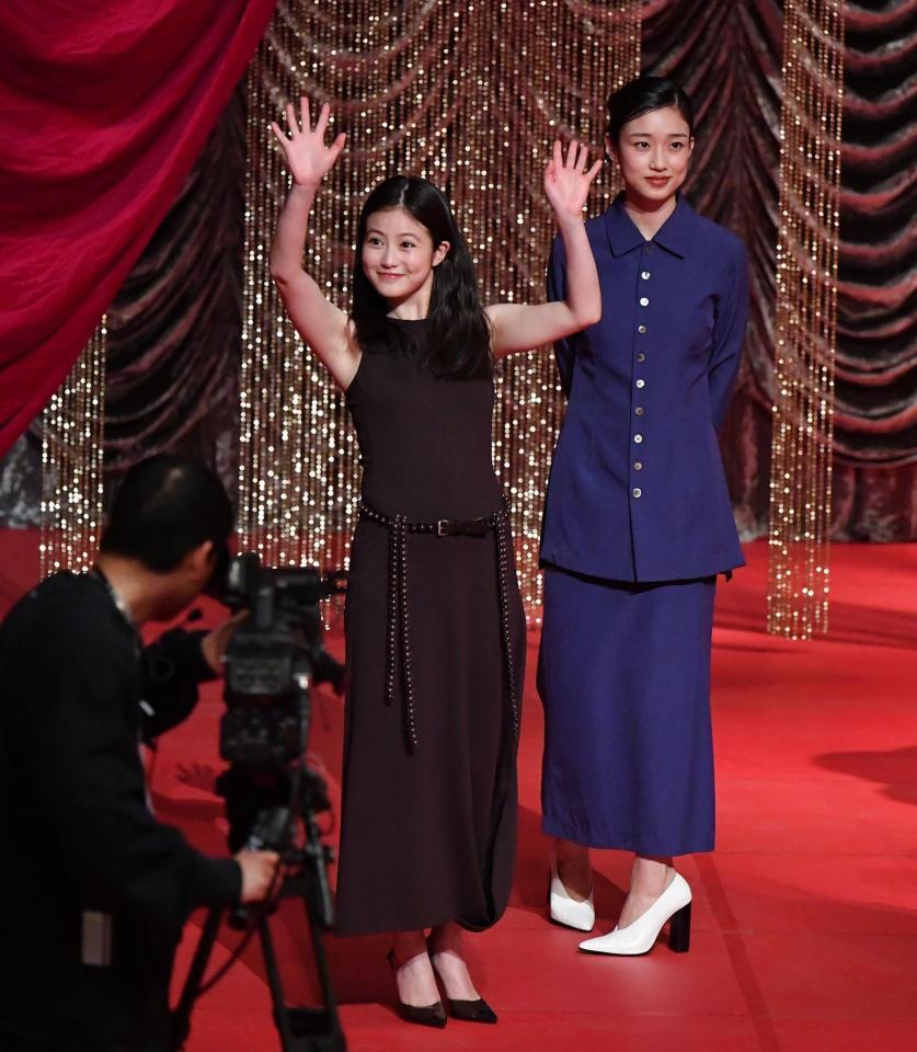 　プレトークショーで観客に手を振る今田美桜（手前）。右は河合優実（撮影・開出牧）