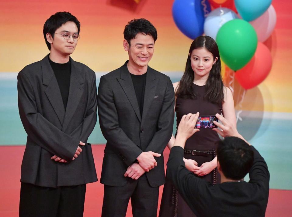 　プレトークショーを終えスタッフが撮影するスマホでフォトセッションする（左から）北村匠海、妻夫木聡、今田美桜（撮影・開出牧）