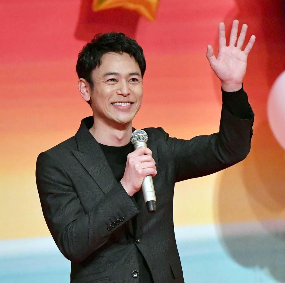 　客席に向かい手を振る妻夫木聡（撮影・開出牧）