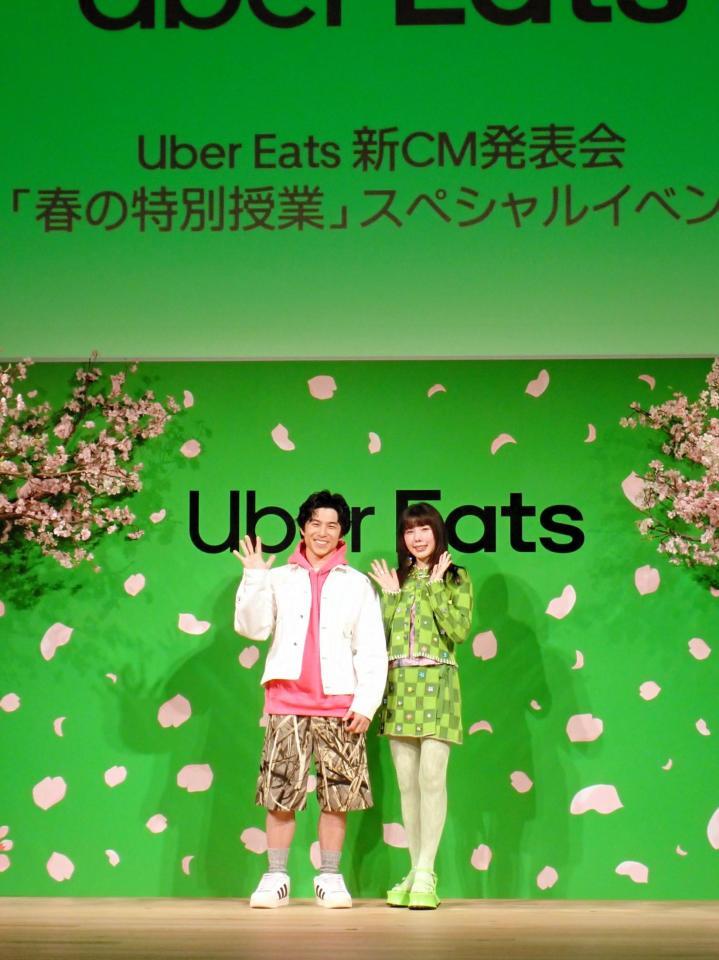　Ｕｂｅｒ　Ｅａｔｓの新ＣＭ発表会に登場した（左から）中尾明慶、仲里依紗
