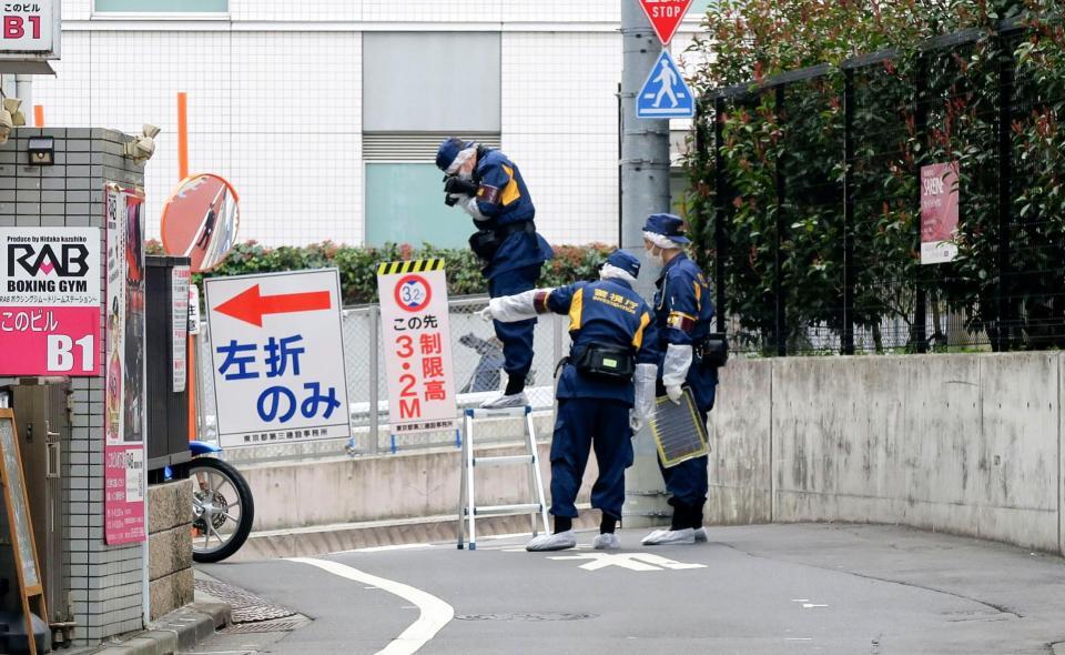　路上で女性が刺された現場付近を調べる警視庁の捜査員