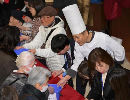 　募金活動をする鎧塚俊彦氏（撮影・伊藤笙子）