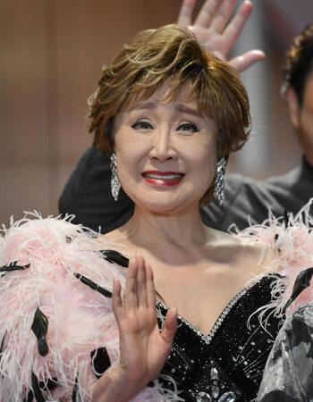 　囲み取材に出席した小林幸子（撮影・伊藤笙子）