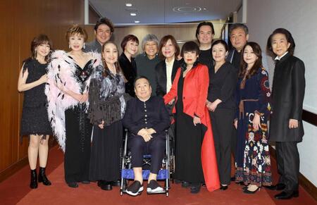 　笑顔で撮影に応じる（前列左から）松本伊代、小林幸子、湯川れい子氏、三枝成彰氏、コシノジュンコ氏、三ツ橋敬子、仲道郁代、渡辺俊幸、（後列同）笛田博昭、神野美伽、池畑慎之介、林真理子氏、ジョン・健・ヌッツォ、横山幸雄（撮影・伊藤笙子）