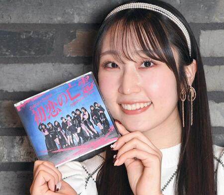 　リーダー就任後初のシングルを手に笑顔の段原瑠々（撮影・佐々木彰尚）