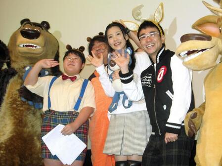 　映画「オープン・シーズン」の舞台あいさつで。（左から）細山貴嶺、石塚英彦、木村佳乃、八嶋智人＝２００６年１２月９日