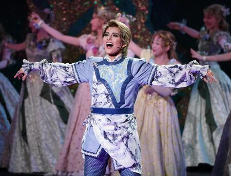 　『ＲＯＢＩＮ　ＴＨＥ　ＨＥＲＯ』でロビン・ロクスレイを演じる朝美絢（撮影・高部洋祐）