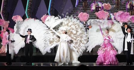 　フィナーレで羽根を背負う（左から）瀬央ゆりあ、朝美絢、夢白あや（撮影・高部洋祐）