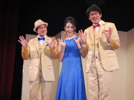 　撮影に応じる（左から）川平慈英、小南満佑子、伊原剛志