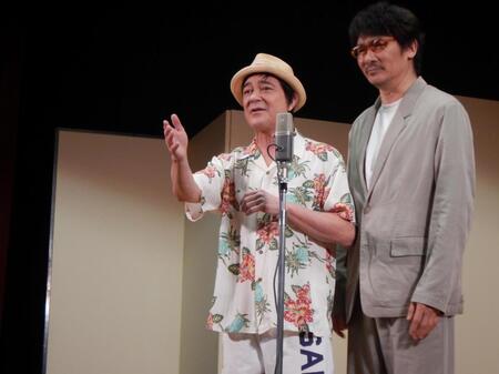 　漫才を行う（左から）川平慈英、伊原剛志