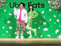 仲睦まじくポーズを決める中尾明慶（左）・仲里依紗夫妻