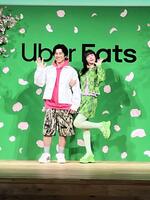 仲睦まじくポーズを決める中尾明慶（左）・仲里依紗夫妻