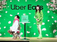 仲里依紗（右）のサプライズに膝を突く中尾明慶